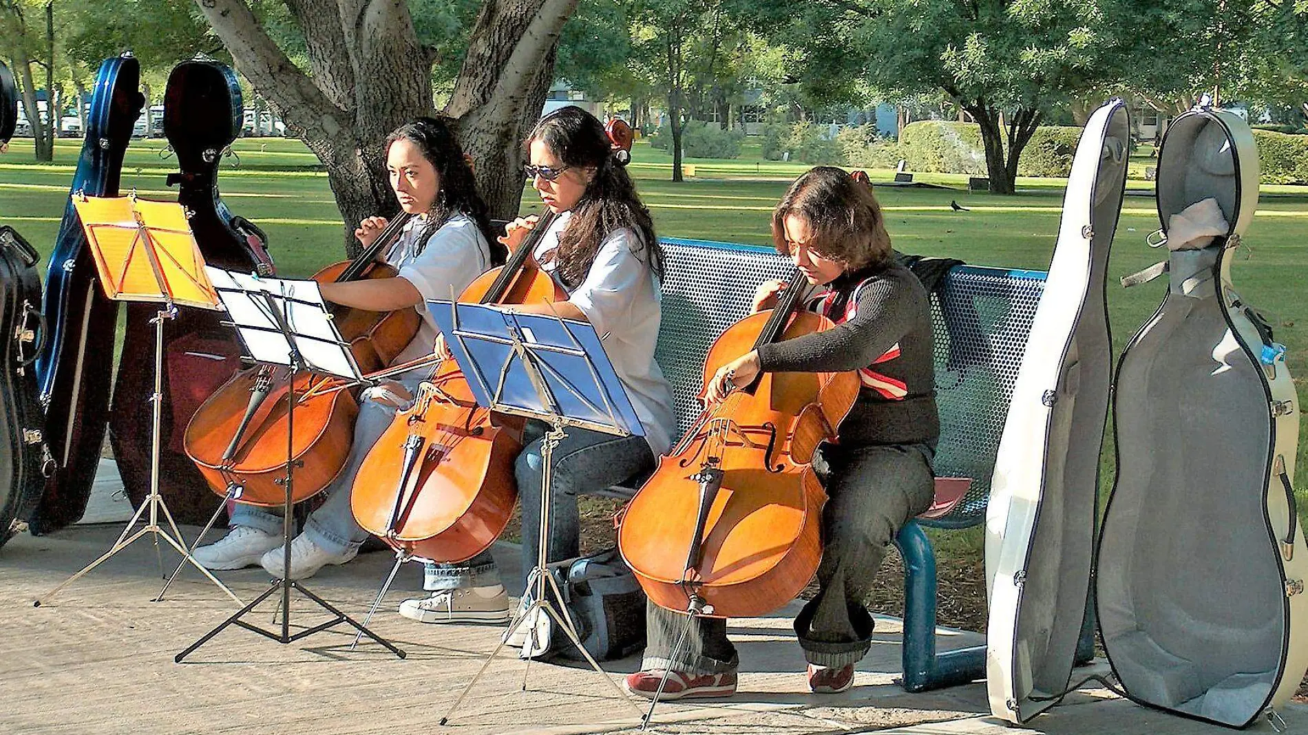 estudiantes de musica con instrumentos